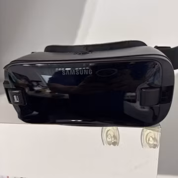 Gear Vr Oculus With Controller Charger ..Not Inculded Since Its Powered By Phone