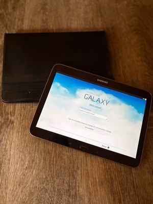 Samsung Galaxy Tab 8.9 16GB Wi-Fi Tablet Bundle w/ Belkin Case & OEM Charger