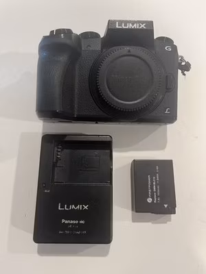 Panasonic LUMIX DMC-G7 Mirrorless Digital Camera w/14-42mm Lens Kit**VERY CLEAN!