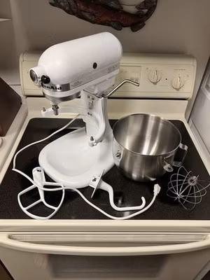 VTG KitchenAid K5SS White Heavy Duty Series 5qt Lift Stand Mixer w/ Accessories