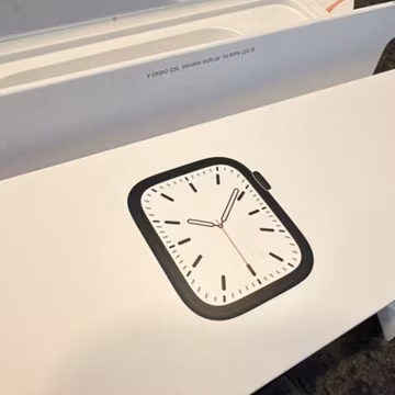 Apple Watch Series 7 45mm GPS 32GB Water-Resistant Black Aluminum, Band