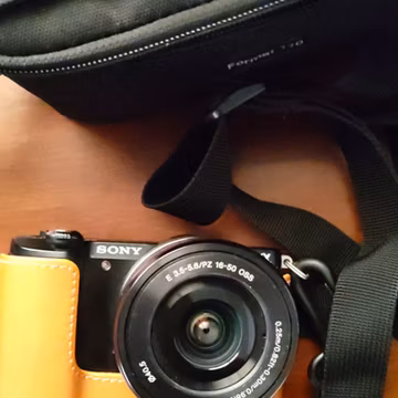 Sony Alpha 500 Black Mirrorless Camera w/ E PZ 16-50mm f/3.5-5.6, Case