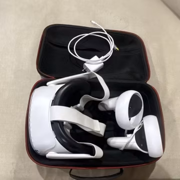 Oculus Quest 2 Headset & Controllers, & Case Gray/Black