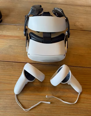 Meta Quest 2 Standalone VR Headset 90Hz 101° FOV w/ Touch Controllers White