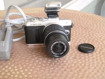 Olympus PEN E-PL7 16.1MP Digital Camera - Silver (Kit w/ 14-42mm Lens)