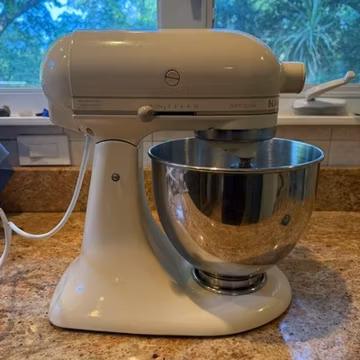 KitchenAid Artisan Series 5-Quart Tilt-Head Stand Mixer Ivory KSM150PSAC Wisk
