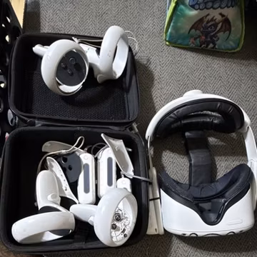 Meta Quest 2 Standalone VR Headset w/ Controllers & Carrying Case White USB-C