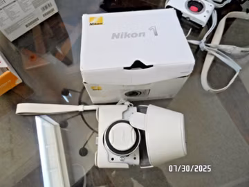 NIKON COMPACT J 1 DIGITAL ZOOM LENS MIRRORLESS CAMERA KIT TESTED IN BOX