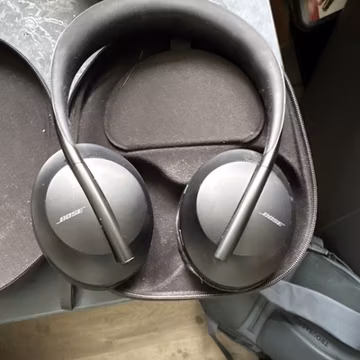 Bose Noise Cancelling Headphones 700 Black Bluetooth Over-Ear w/ Case, USB-C