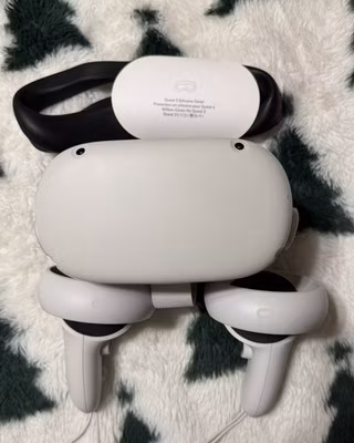 Meta Quest 2 VR Headset White w/ Controllers, and Silicone TESTED, USED ONCE