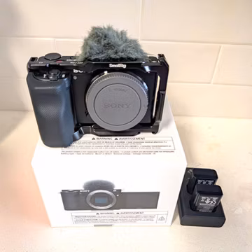Sony Alpha ZV-E10 Black /SmallRig Cage/ Chargeable Battery Set/Free Kit lens