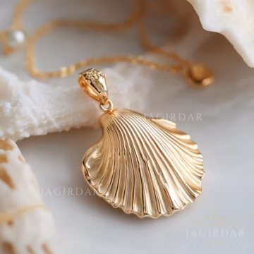 Solid 14k Gold Sea Shell Pendant: Elegant Scallop Design
