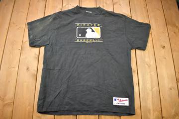 Vintage 2001 Pittsburgh Pirates MLB Graphic T-Shirt / Majestic Sportswear / MLB Baseball / 90s Streetwear / Sportswear / P