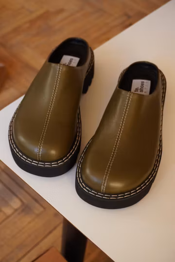 Custom leather clogs women, slip on shoes round closed toe, leather slippers handcrafted, wide toe sliding clogs
