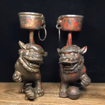 A pair of exquisitely handcrafted pure copper lion candlestick oil lamp ornaments, antique Chinese style.