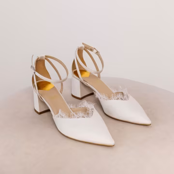 Off White Lace Wedding Shoes with Low Block Heel, White Satin Bridal Sandals with Chantilly Lace and Ankle Strap, Boho Bride Shoes
