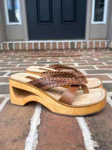 Vintage Y2K 2000s No Boundaries brown leather thong sandals wood cutout platform heels 8.5