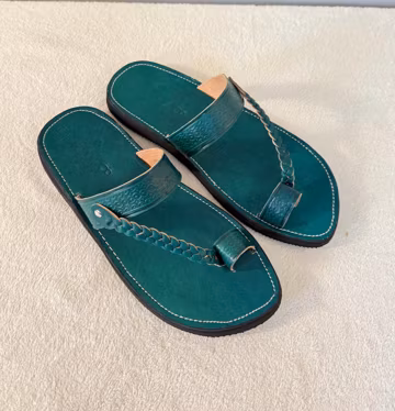 Sandales homme cuir verni – modèle fait main, design moderne et élégant, confort d’été, artisanat marocain haut de gamme