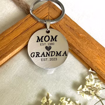 Mom Grandma Keychain - Heartwarming New Grandma Gift - Customizable Keepsake