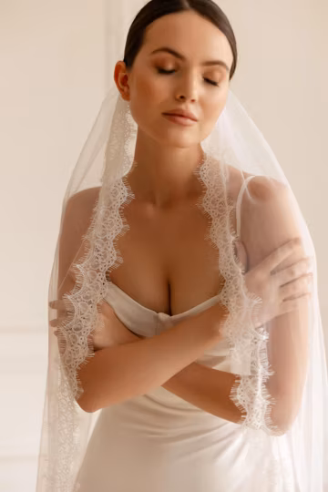 Chantilly lace cathedral veil 300 cm, Lace edge bridal veil with comb, Soft tulle wedding veil