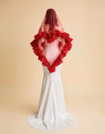 Unique red heart-shaped veil. Elegant heart-shaped fringed veil. Minimalist veil made of tulle and chiffon. Handmade, custom veil.