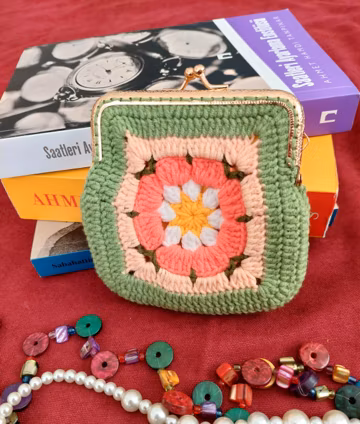 Crochet Vintage Style Kiss Lock Coin Purse, Metal Frame, Floral Pattern Little Purse, Gift For Her, Gift For Mother | Lined Purse | Artisan