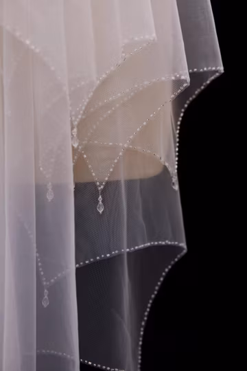 Crystal Bridal Veil, Scalloped Beaded Pendant Wedding Veil, Fingertip Veil with Blusher, 2 Tiers Short Veil with Comb, Veil with Clear Seeds