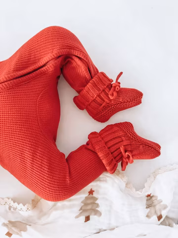 Christmas baby booties, handmade crimson red knitted newborn shoes, cosy baby holiday outfit, baby’s first Christmas gift, baby accessories