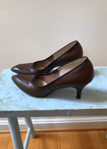 Fab 50s Red Cross Shoes High Heel Pumps Brown Leather Curvy Black Heels & Scallop Trim Figure 8 Vamp Perforations Midcentury Mad Men Mode