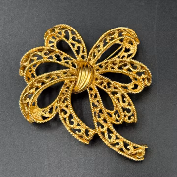 Vintage Trifari Gold Bow Brooch Large Filigree Ribbon Pin Elegant Statement Brooch Classic Feminine Jewelry Gift for Her