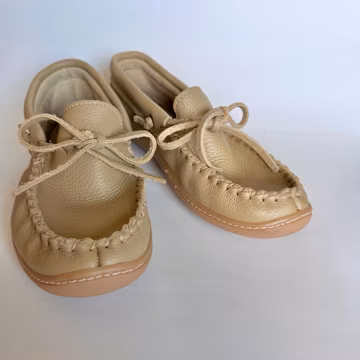 Laurentian Chief Tan Leather Moccasins – Women’s Size 9, Made in Canada