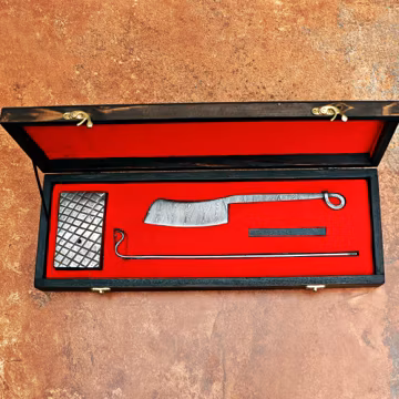 Handmade Straight Razor with Wooden Box – Ideal Gift for Grooming Enthusiasts