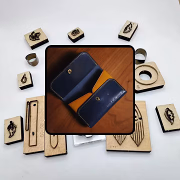 A dark blue card case mold model, hand-stitched leather cutting mold with cutting slots, and leather embossing processing tools.