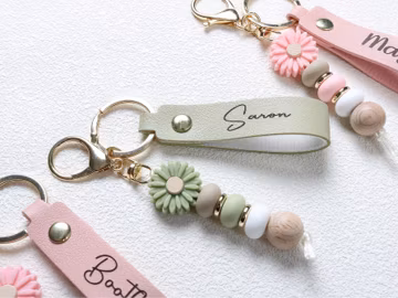 Custom Name Keychain,Daisy Beaded Bag Charm,Personalized Keychain,Back to School or Friendship Gift,Back to school gift