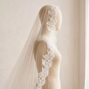 Ivory Cathedral Lace Mantilla Veil with Comb, Romantic Spanish Eyelash Bridal Veil, Scalloped Floral Chantilly Wedding Veil