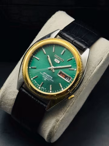 Vintage Seiko 5 Sports Automatic Men's Wrist Watch Day Date Green Dial Glow in Dark