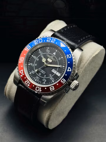 Vintage Seiko 5 Automatic Men's Wrist Watch: Black Railway Timing Dial, Water Resistant Pepsi Bezel