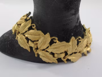 Trifari Crown Gold Tone Leaves Link Bracelet