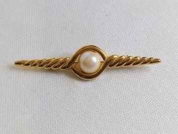JP3248 Vintage Gold Tone Bar Style Brooch with Faux Pearl Accent. c1980s